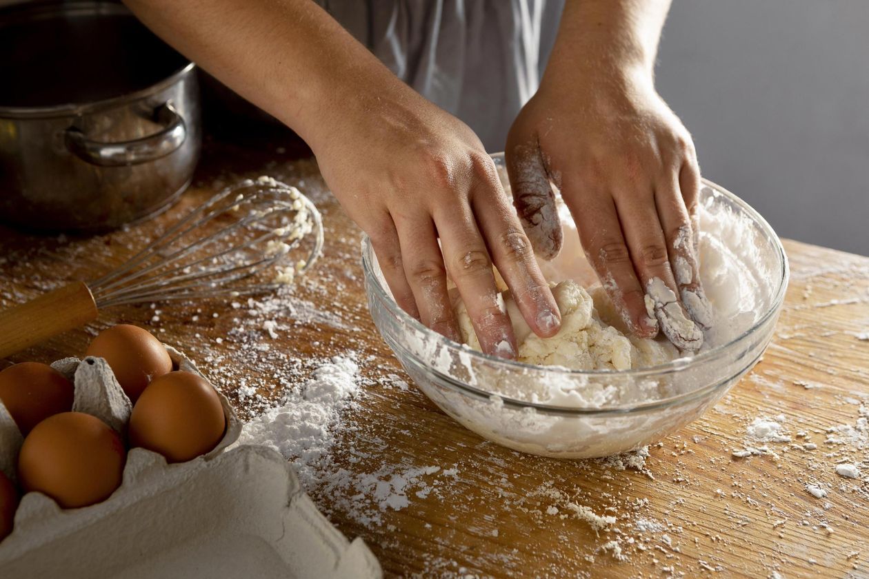 Préparation des recettes des biscuits et sablés par Karine Teulière de la Biscuiterie du Cantal Farine & Beurre située à Laroquebrou.